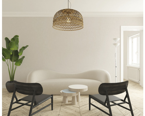 Vardagsrum med soffa, två stolar, soffbord, golvlampa, krukväxt och hänglampa i rotting