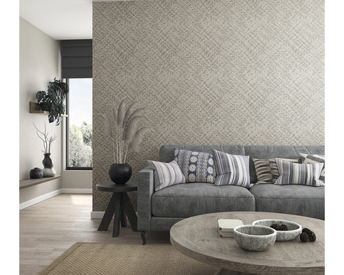 Vardagsrum med mönstrad tapet, soffa och dekoration