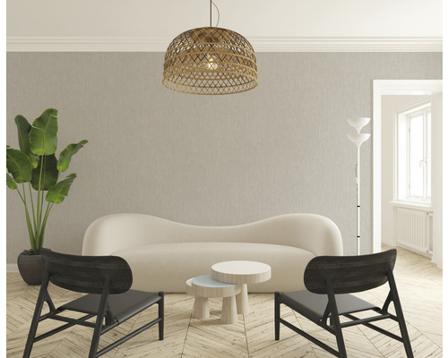 Vardagsrum med soffa, stolar, bord, golvlampa och flätad taklampa