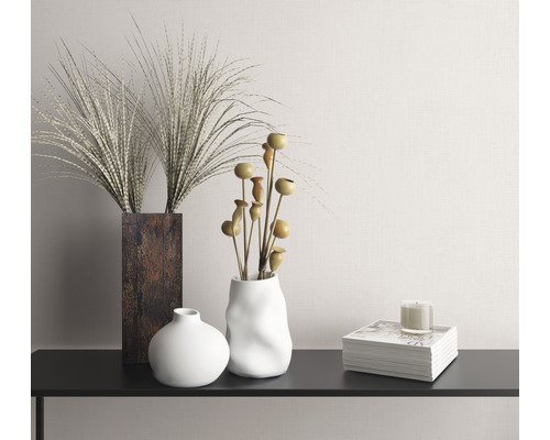 Dekorativt arrangemang med vaser, växter och böcker på ett svart bord