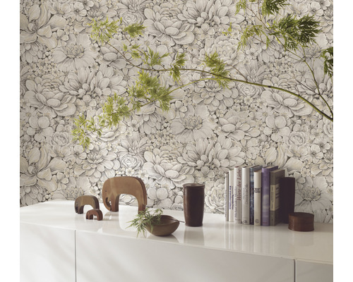 Scen med blommig tapet och vitt skåp