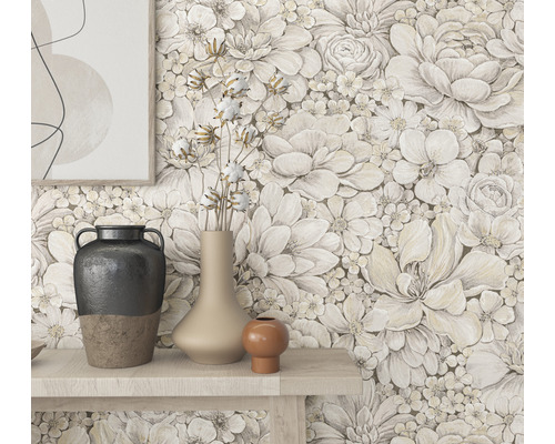 Inredningsdesign med blommig tapet och dekorativa vaser på en hylla