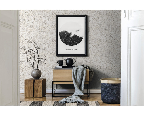 Dekorativ inredning med blomstertapet, byrå, bild och hemtillbehör