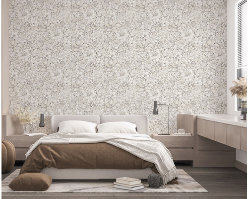 Ljust sovrum med blommig tapet, säng och nattduksbord