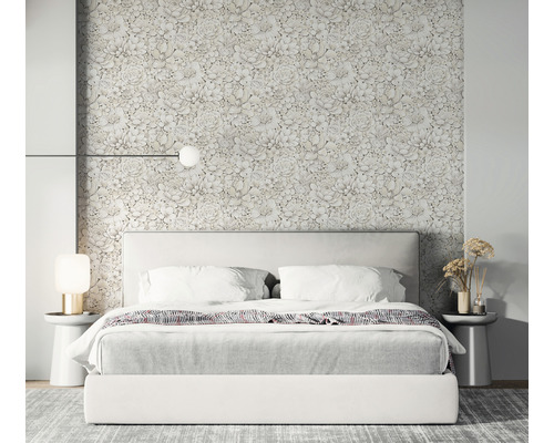 Sovrum med säng och blommig tapet