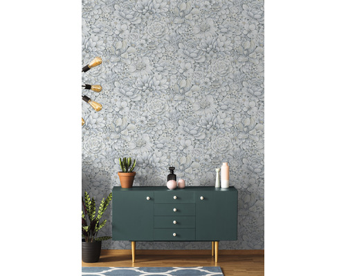 Rumsvy med blomstapet, skänk och krukväxter.