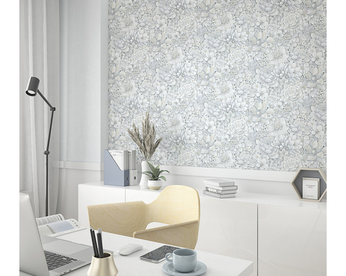 Ljust arbetsrum med blommig tapet och skrivbord