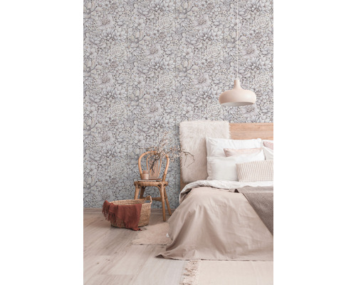 Sovrum med blommig tapet, säng, stol och korg