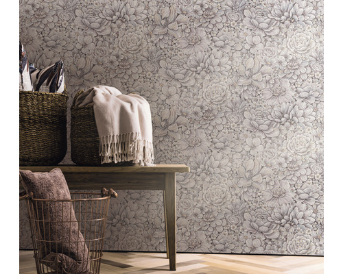 Rumsbild med blomstertapet, träbänkar och korgar