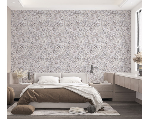 Sovrum med blommönstrad tapet, säng och nattduksbord i en ljus, rymlig design.