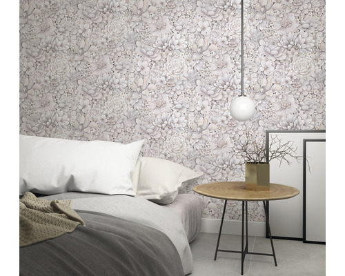 Sovrum med blommig tapet, säng och sidobord