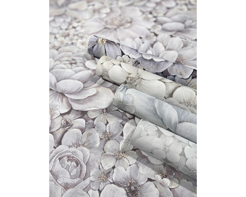 Tre rullar tapet med blommönster.