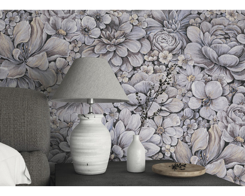 Dekorativt rum med blomstertapet, lampa och sängbord