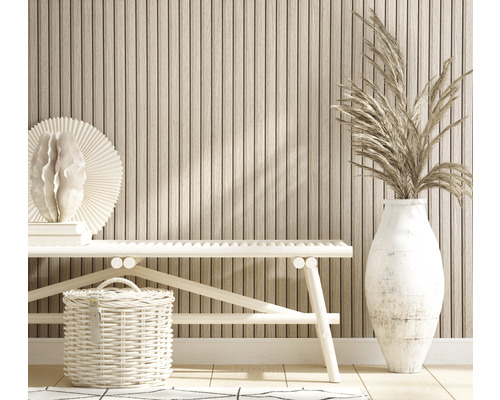 Ljus interiör med bänk, korg, vas och dekorativa element mot en vägg med träpanel.