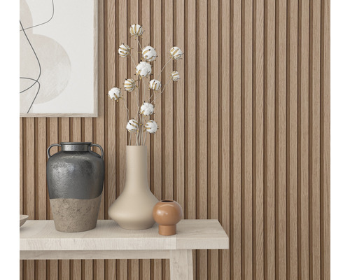 Närbild av en väggbeklädnad av träpaneler med dekorativa föremål