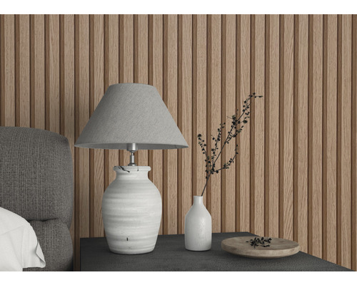 Scen med sänglampa, vas och träpanel