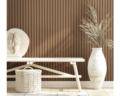 Interiör med träpanelvägg, vit bänk, dekorationer och korg