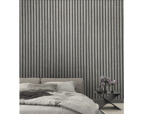 Sovrum med väggpaneler i träimitation bakom en säng