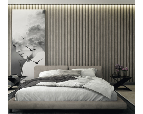 Sovrum med dubbelsäng, sängbord och väggmålning