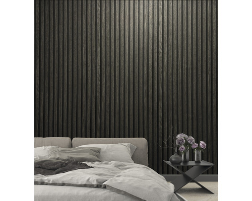 Sovrum med träpanelvägg och säng