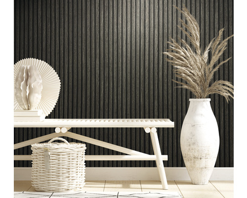 Dekorativ interiör med träpanelvägg, bänk, korg, vas och torkade blommor