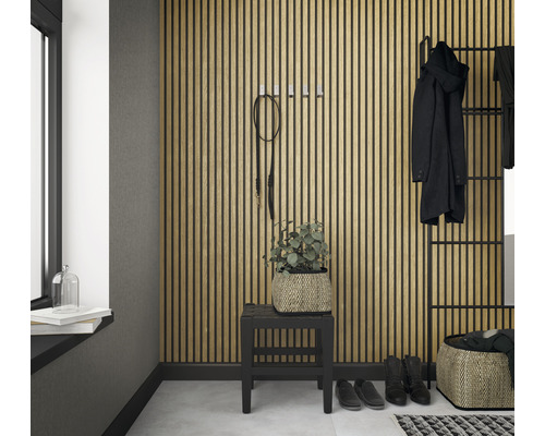 Hall med träpanelvägg, garderob, sittplats och tillbehör.