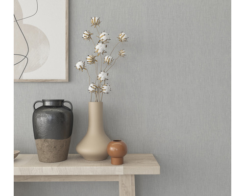 Dekorativa vaser på ett träbord framför en grå vägg