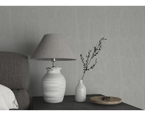 Dekorativ bordslampa bredvid en säng på ett nattduksbord