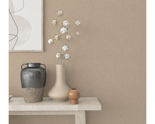 Närbild av ett dekorerat bord med vaser och en abstrakt teckning på väggen.