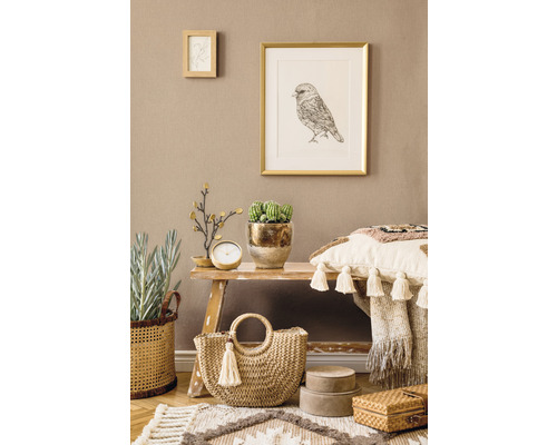 Dekorativt vardagsrum med bänk, kudde, matta och accessoarer