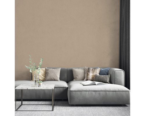 Vardagsrum med soffa, kuddar, bord och dekorativ vägg