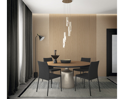 Matsal med runt bord, stolar, hänglampa och golvlampa