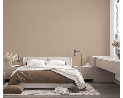 Sovrum med dubbelsäng, sängbord och beige vägg