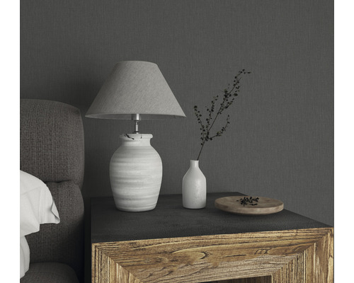 Dekorativ bordslampa med tygskärm, vas och skål på ett träbord