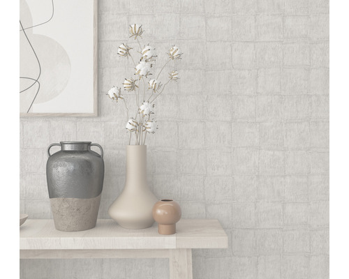 Ljus vardagsrumsscen med dekorationer på ett bord och en mönstrad tapet