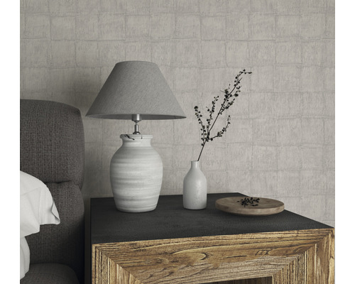 Sängbord med lampa, vas och dekoration