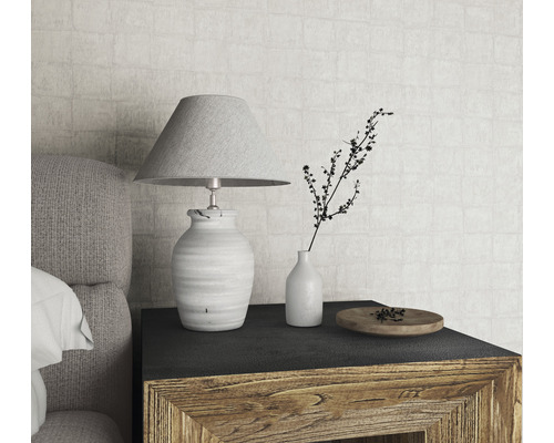 Dekorativ nattduksbordsscen med lampa, vas och liten tallrik