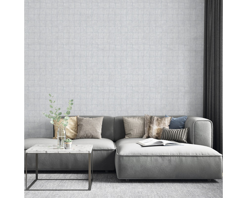 Vardagsrum med mönstrad tapet, soffa, kuddar och bord