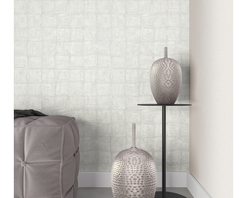 Rumsvy med mönstrad tapet, pall och dekorativa vaser