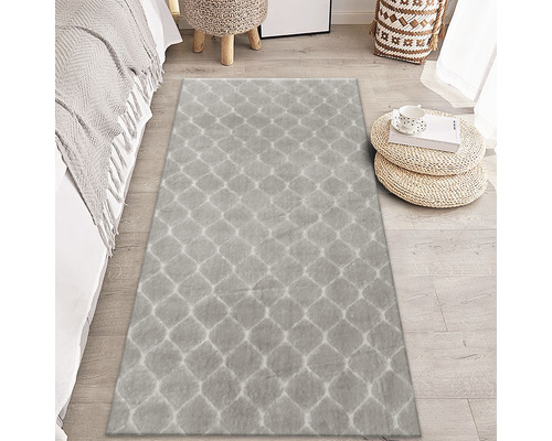 Rektangulär matta med geometriskt mönster i sovrummet.