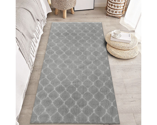 Grå matta med rombmönster i sovrummet.