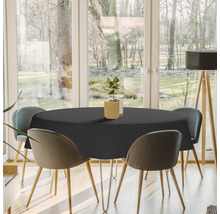 Matbord med rund, svart bordsduk i en ljus matsal