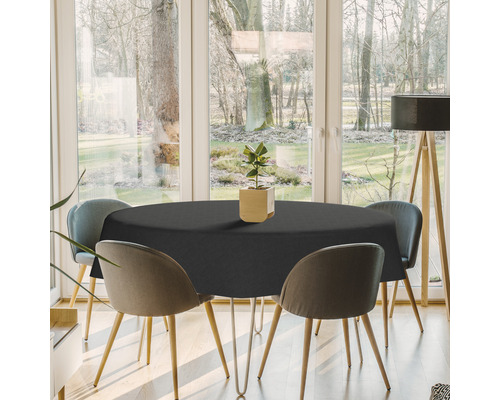 Matbord med rund, svart bordsduk i en ljus matsal