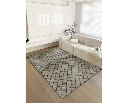 Vardagsrum med matta i gatstensmönster, soffa och dekoration.