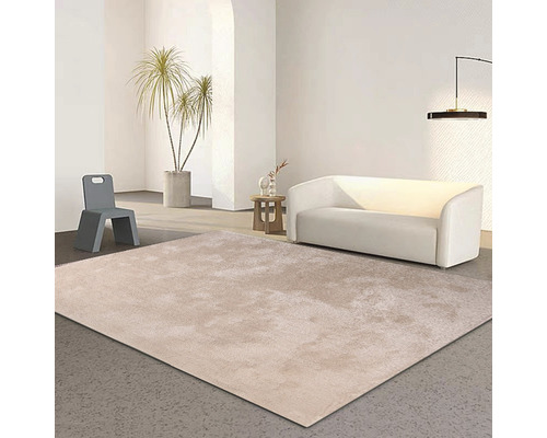 Beige ryamatta i ett ljust rum med soffa och dekoration