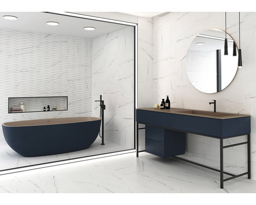 Ljust badrum med badkar, tvättställ och marmorplattor