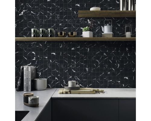 Köksscen med mosaikplattor i marmorlook, trähyllor och arbetsytor