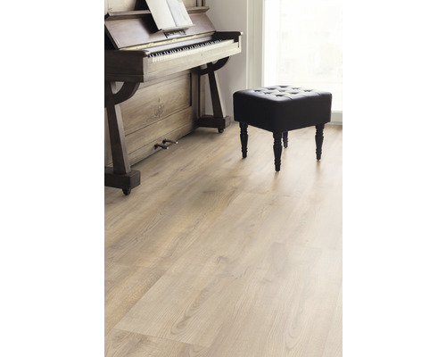 Ljust trägolv med piano och pall i ett ljust rum.