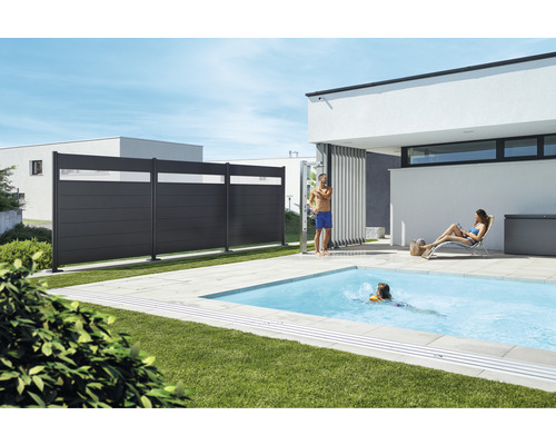 Trädgård med pool, insynsskydd, utomhusdusch och avkopplande personer