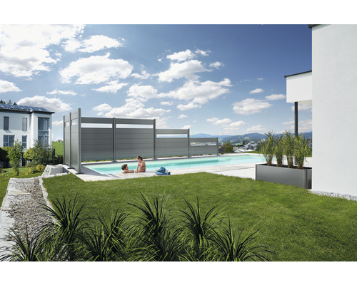 Trädgård med pool, insynsskydd och blomlåda för avskildhet och dekoration